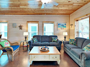 TC704 Townhome Located in Town, Close to beach, Shared Pool, Coastal Charm